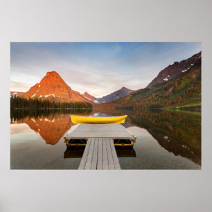Boten op een rustige ochtend bij Two Medicine Lake Poster