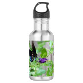 Boter op paarse bloemen met scripts waterfles  (Voorkant)