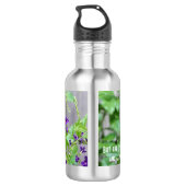 Boter op paarse bloemen met scripts waterfles  (Achterkant)