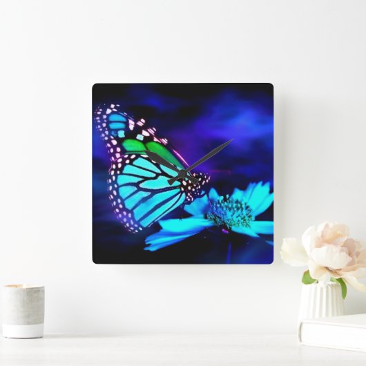 Botervlieg in blauw licht vierkante klok (Huis)