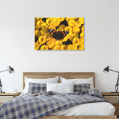 Botervlieg op gele asters canvas afdruk (Insitu (Slaapkamer))