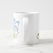 Botervlieg op gras over bloemveld grote koffiekop (Achterkant)