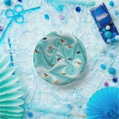 Botervlieg op groene zijde met parels papieren kommen (Feest)