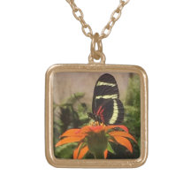 Botervlieg op ketting van bloemen