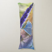 Botervlieg op paarse bloemen lichaamskussen (Voorkant Verticaal)