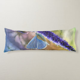 Botervlieg op paarse bloemen lichaamskussen