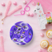 Botervlieg op paarse zijde met parels papieren kommen (Feest)