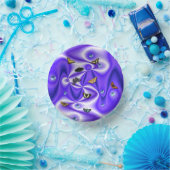 Botervlieg op paarse zijde met parels papieren kommen (Feest)