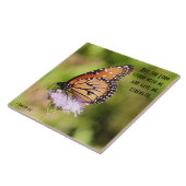 Botervlieg op wilde bloem met scriptversie tegeltje (Zijkant)