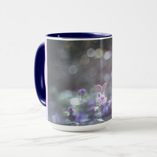 Botervlieg op wilde bloemen mok (Voorkant links)