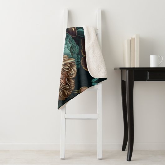 Botervliegen en bloemen, donkerklassiek ontwerp sherpa deken (In situ)