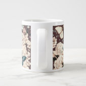 Botervliegen en bruine bloemen grote koffiekop (Achterkant)