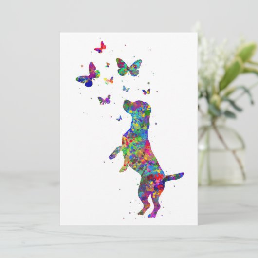 Botervliegerbeagle hond speelt met vlinders save the date (Staand voorkant)