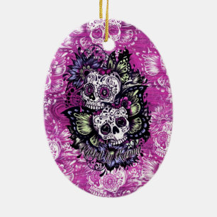 Botervliegsuiker schudt op roze houtbasis. keramisch ornament