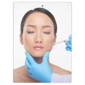 Botox injecties op voorhoofd door esthetische arts klembord (Achterkant)