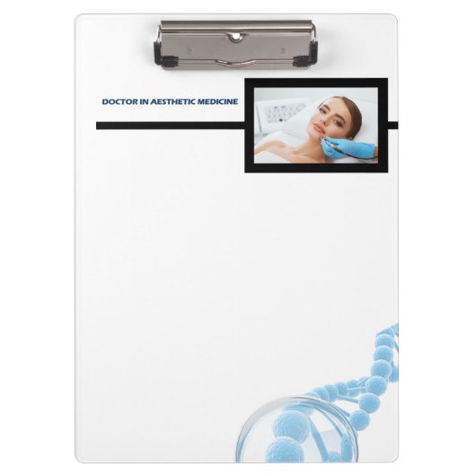 Botox injecties op voorhoofd door esthetische arts klembord (Voorkant)