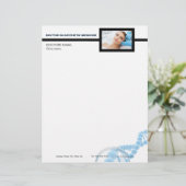 Botox injecties rond de ogen door esthetische arts briefhoofd (Staand voorkant)