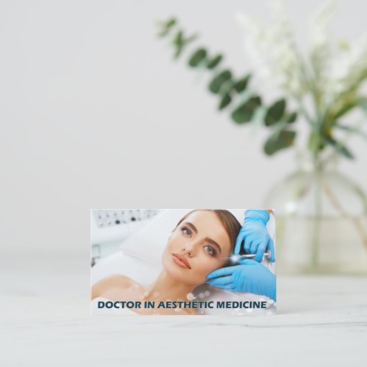 Botox injecties rond de ogen door esthetische arts visitekaartje (Staand voorkant)