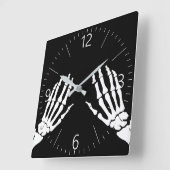 Botten met skelethanden vierkante klok (Hoek)