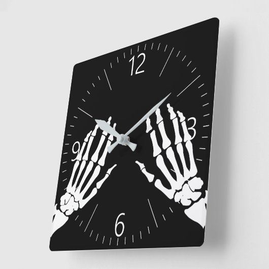 Botten met skelethanden vierkante klok (Hoek)