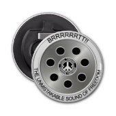 Bottle Open: "Vrede door superieure vuurkracht" Button Flesopener (Voorkant)