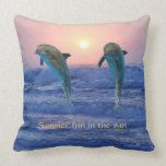 Bottlenose Dolphin op Sunrise Kussen<br><div class="desc">Samen met snelheid, toewijding en intelligentie is Dolphin ook een boodschapper van liefde. Dit is deels te danken aan de band met Delphi, die de liefde in de baarmoeder betekent. Aphrodite, de Griekse godin van de liefde, zou de vorm hebben van de dolfijn en ook bekend staan als de vrouw...</div>