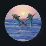 Bottlenose Dolphin op Sunrise Ronde Klok<br><div class="desc">Samen met snelheid, toewijding en intelligentie is Dolphin ook een boodschapper van liefde. Dit is deels te danken aan de band met Delphi, die de liefde in de baarmoeder betekent. Aphrodite, de Griekse godin van de liefde, zou de vorm hebben van de dolfijn en ook bekend staan als de vrouw...</div>