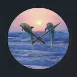 Bottlenose Dolphin op Sunrise Ronde Klok<br><div class="desc">Samen met snelheid, toewijding en intelligentie is Dolphin ook een boodschapper van liefde. Dit is deels te danken aan de band met Delphi, die de liefde in de baarmoeder betekent. Aphrodite, de Griekse godin van de liefde, zou de vorm hebben van de dolfijn en ook bekend staan als de vrouw...</div>