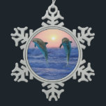 Bottlenose Dolphin op Sunrise Tin Sneeuwvlok Ornament<br><div class="desc">Samen met snelheid, toewijding en intelligentie is Dolphin ook een boodschapper van liefde. Dit is deels te danken aan de band met Delphi, die de liefde in de baarmoeder betekent. Aphrodite, de Griekse godin van de liefde, zou de vorm hebben van de dolfijn en ook bekend staan als de vrouw...</div>