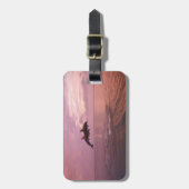 Bottlenosed dolfijnen die op zonsondergang springe bagagelabel (Voorkant verticaal)