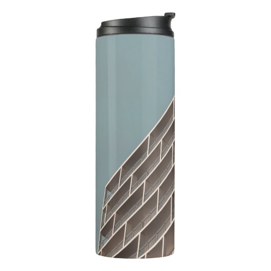 BOTTOM-UITZICHT VAN HOOG STIJGENDE BOUW THERMOSBEKER (Gedraaid links)