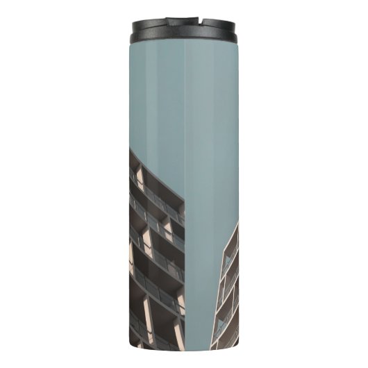 BOTTOM-UITZICHT VAN HOOG STIJGENDE BOUW THERMOSBEKER (Achterkant)