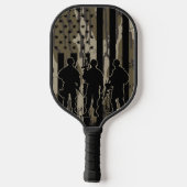 Bottomland Camo Amerikaanse vlag en soldaten Pickleball Paddle (Achterkant)