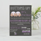 Bottoms Up Twins Baby-Q Baby shower Uitnodiging (Staand voorkant)