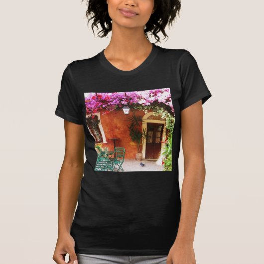 Bougainvillea groeit buiten een huis, Mykonos, Gr T-shirt (Voorkant)