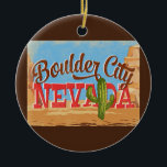 Boulder City Nevada Cartoon Desert Vintage Travel Keramisch Ornament<br><div class="desc">Boulder City Nevada neo vintage reisontwerp in een grappige cartoon retro-stijl met de woestijn,  een cactus en rotsen. Blauw,  bruin en rood met groene cactus.</div>
