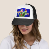 Bouquet van tulpen op blauw trucker pet (In situ)