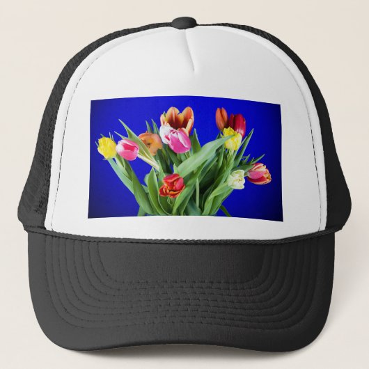 Bouquet van tulpen op blauw trucker pet (Voorkant)