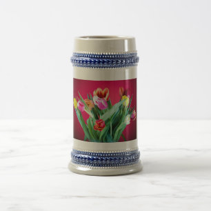 Bouquet van tulpen op rood bierpul