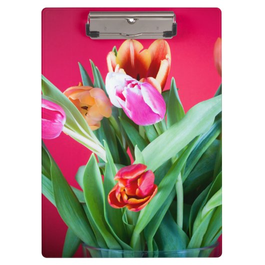 Bouquet van tulpen op rood klembord (Voorkant)