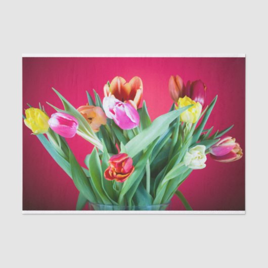 Bouquet van tulpen op rood tissuepapier (Voorkant)
