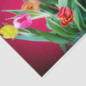 Bouquet van tulpen op rood tissuepapier (Detail)