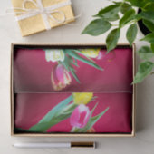 Bouquet van tulpen op rood tissuepapier (Geschenk)