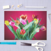 Bouquet van tulpen op rood tissuepapier (Craft)