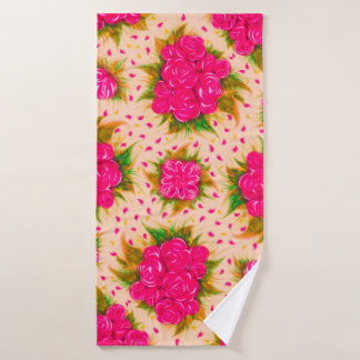 Bouquets van paarse rozen op een bleke roze achter badhanddoek