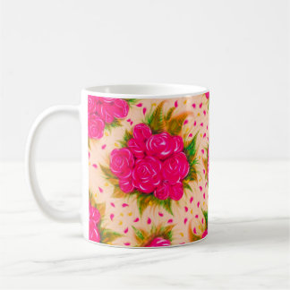 Bouquets van paarse rozen op een bleke roze achter koffiemok