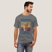 Bourbon Goes in Wisdom komt uit, Bourbon Drink T-shirt (Voorkant volledig)