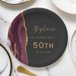 Bourgogne Agaat Marmer Gold Dark 50th Birthday Papieren Bordje<br><div class="desc">Deze stijlvolle 50ste verjaardag borden zijn voorzien van een bordeauxkleurige waterverf design getrimd met faux gold glitter op een off-black achtergrond. Pas de goudkleurige tekst eenvoudig aan met de naam en verjaardag van de eregast.</div>