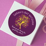 Bourgogne Bat Mitzvah Gouden Folie Boom van het Le Ronde Sticker<br><div class="desc">Wees trots, verheug je en laat deze mijlpaal van je favoriete Bat Mitzvah zien! Gebruik deze leuke, verfijnde, gepersonaliseerde sticker om toe te voegen aan haar speciale dag. Een prachtige, grafisch faux gouden folie met fonkelende roze, sinaasappel en rode davidster en stip "bladeren" bedekt een rijke paarse bordeauxrode achtergrond. Personaliseer...</div>