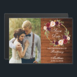 Bourgogne Bloemenkrans Rustiek Hout Bewaar de datu Magnetische Uitnodiging<br><div class="desc">Rustic Wood Waterverf Bourgondië Bloemenkrans Foto Verloving Save The Date Magnet Kaart bevat bordeauxrode rozen,  roze rozen,  rode rozen en botanisch groen</div>